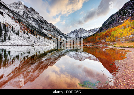 Picco di Maroon sinistra Nord Maroon destra picco noto anche come Maroon Bells riflessa nella Maroon Lake. Maroon picco è 14,163 piedi o Foto Stock