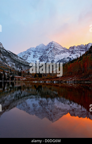 Maroon Bells, noto anche come picco di marrone rossiccio e Nord Maroon picco, riflessa nella Maroon Lake, High Dynamic Range, o immagine HDR. Foto Stock