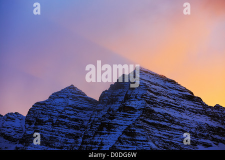 Picco di Maroon sinistra Nord Maroon destra picco noto anche come Maroon Bells riflessa nella Maroon Lake. Maroon picco è 14,163 piedi o Foto Stock