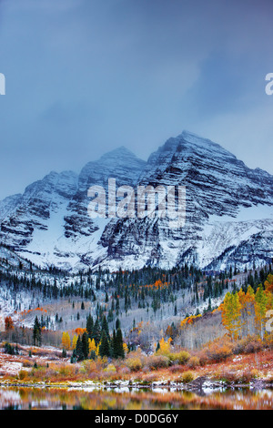 Maroon Bells, noto anche come picco di marrone rossiccio e Nord Maroon picco, High Dynamic Range, o immagine HDR. Foto Stock