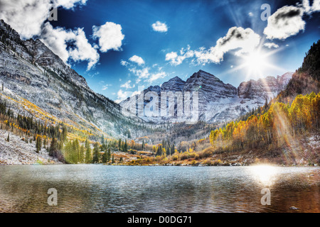 Maroon Bells, noto anche come picco di marrone rossiccio e Nord Maroon picco, riflessa nella Maroon Lake, High Dynamic Range, o immagine HDR. Foto Stock