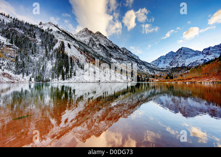 Maroon Bells, noto anche come picco di marrone rossiccio e Nord Maroon picco, riflessa nella Maroon Lake, High Dynamic Range, o immagine HDR. Foto Stock