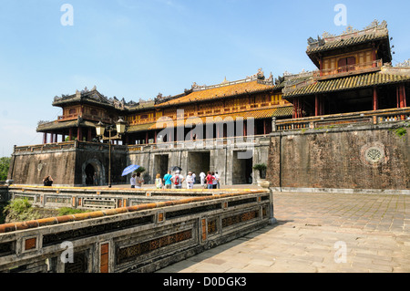 HUE, Vietnam - Vista della porta Mon dell'ONG presso la città imperiale di Hue, Vietnam. Un palazzo auto-chiuso e fortificato, il complesso comprende la città Proibita viola, che era il santuario interno della casa imperiale, nonché templi, cortili, giardini e altri edifici. Gran parte della città imperiale fu danneggiata o distrutta durante la guerra del Vietnam. È ora dichiarato patrimonio dell'umanità dell'UNESCO. Foto Stock