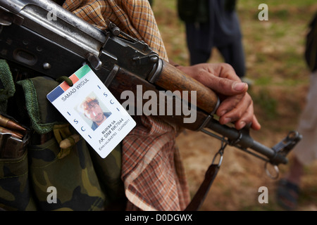 Dettaglio di una milizia afghana dell' elemento di AK-47 fucile da assalto durante una operazione di combattimento in Afghanistan la provincia di Helmand Foto Stock