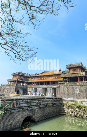 Imperial City Citadel Gate Hue Vietnam // HUE, Vietnam - la Cittadella Gate presso la città imperiale di Hue, Vietnam. Un palazzo auto-chiuso e fortificato, il complesso comprende la città Proibita viola, che era il santuario interno della casa imperiale, nonché templi, cortili, giardini e altri edifici. Gran parte della città imperiale fu danneggiata o distrutta durante la guerra del Vietnam. È ora dichiarato patrimonio dell'umanità dell'UNESCO. Copyspace nel cielo blu. Foto Stock
