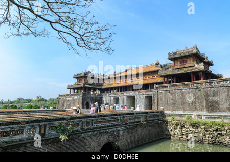 HUE, Vietnam - la porta e il ponte della Cittadella nella città imperiale di Hue, Vietnam. Un palazzo auto-chiuso e fortificato, il complesso comprende la città Proibita viola, che era il santuario interno della casa imperiale, nonché templi, cortili, giardini e altri edifici. Gran parte della città imperiale fu danneggiata o distrutta durante la guerra del Vietnam. È ora dichiarato patrimonio dell'umanità dell'UNESCO. Foto Stock