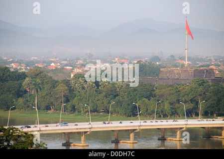 Ponte Cau Phu Xuan fiume dei profumi Hue Vietnam // HUE, Vietnam - Cau Phu Xuan, un ponte storico che attraversa il fiume dei profumi a Hue. Conosciuto per la sua tradizionale architettura vietnamita, il ponte collega i vivaci quartieri della città. Offre vedute pittoresche del fiume e dei paesaggi circostanti, rendendolo un luogo popolare sia per la gente del posto che per i turisti. Foto Stock