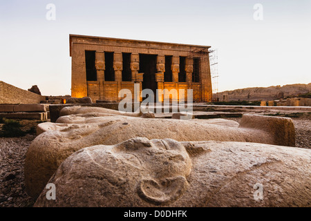 Linea di sarcofago accanto al tempio di Hathor al crepuscolo. Dendera. Egitto Foto Stock