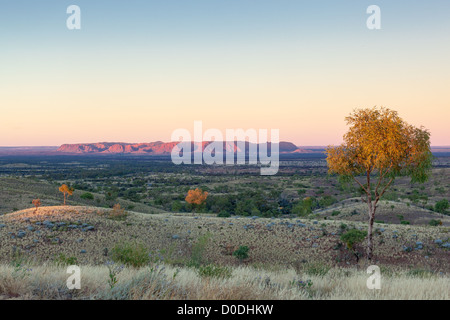 Gosse Bluff da Tylers Pass presso sunrise, Tnorala (Gosse Bluff) Conservation Reserve, West MacDonnell Ranges, Alice Springs, Territorio del Nord Foto Stock