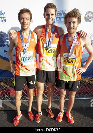 Nov. 22, 2012 - Dana Point, California, Stati Uniti d'America - Elite Uomo finisher superiore, da sinistra, terzo posto, Nick Arciniaga, primo posto BEN BRUCE e secondo posto Scott Smith. La trentacinquesima edizione annuale di 2012 5k/10k Dana Point Turchia trotto correva il Giorno del Ringraziamento, giovedì 22 novembre, 2012 con la partecipazione di circa 12.000 corridori. L evento è stato uno dei primi del suo genere quando ha iniziato 35 anni fa e ora è il sesto paese turchia trotto negli Stati Uniti. (Credito Immagine: © David Bro/ZUMAPRESS.com) Foto Stock