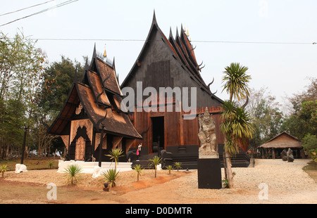 Baan Si Dum, 40 piccole case nero con le opere dell'artista nazionale Thawan Duchanee,provincia di Chiang Rai,Thailandia,l'Asia. Foto Stock