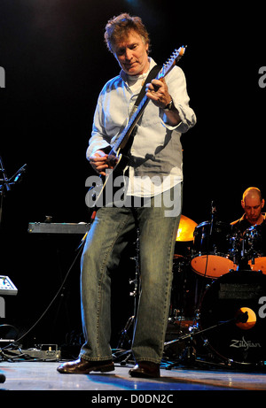 Steve Winwood performing live presso il teatro Olimpia Dublin, Irlanda - 25.10.10 Foto Stock