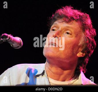 Steve Winwood performing live presso il teatro Olimpia Dublin, Irlanda - 25.10.10 Foto Stock