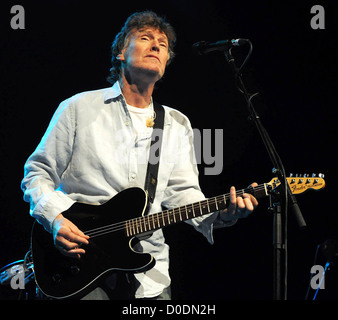 Steve Winwood performing live presso il teatro Olimpia Dublin, Irlanda - 25.10.10 Foto Stock