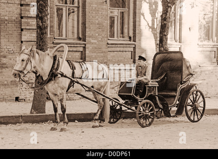 Horsecarts con gli attori su una strada della citta'. Foto Stock