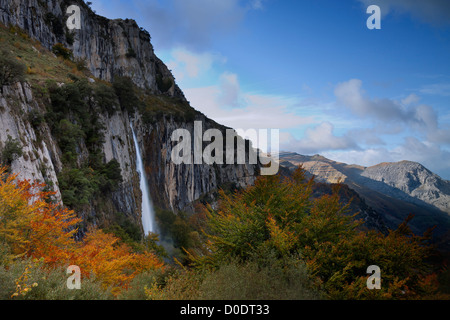 Fiume Valle motivo nel parco "Collados del motivo' (Cantabria,Spagna. Foto Stock