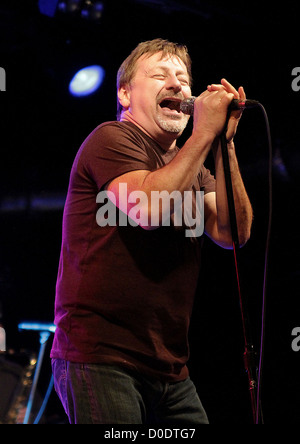 Southside Johnny e la Asbury Jukes eseguendo a Liverpool O Academy Liverpool, in Inghilterra Foto Stock