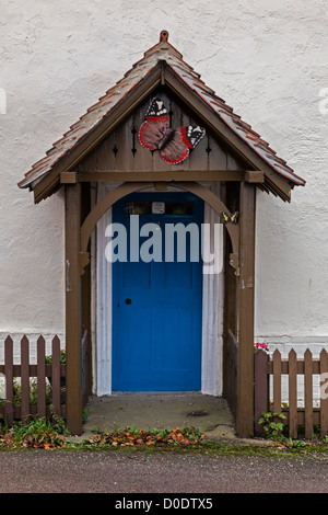 Attraente porta anteriore e ingresso alla casa nel tipico villaggio inglese Foto Stock