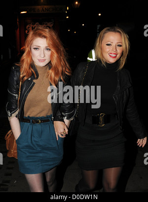 Nicola Roberts e Kimberley Walsh lasciando Koko di Camden dopo aver guardato Tinie Tempah sul palco di Londra - Inghilterra - 27.10.10 Foto Stock