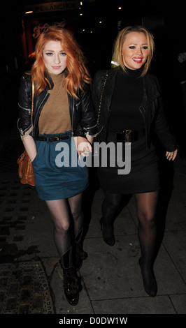 Nicola Roberts e Kimberley Walsh lasciando Koko di Camden dopo aver guardato Tinie Tempah sul palco di Londra - Inghilterra - 27.10.10 Foto Stock