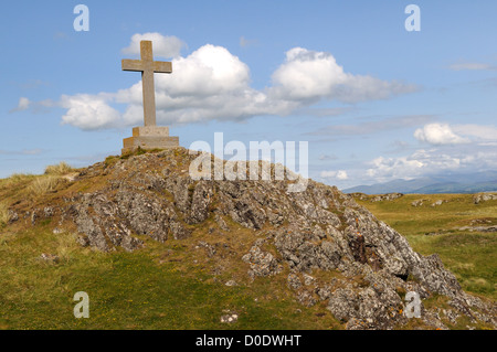 St Dwynwen's croce eretta nel 1879 sul punto più alto di Isola di Llanddwyn Newborough Anglesey nel Galles Cymru REGNO UNITO GB Foto Stock