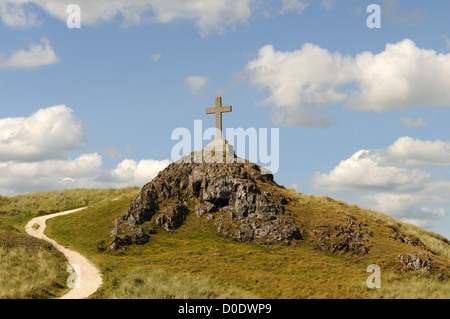 St Dwynwen's croce eretta nel 1879 sul punto più alto di Isola di Llanddwyn Newborough Anglesey nel Galles Cymru REGNO UNITO GB Foto Stock