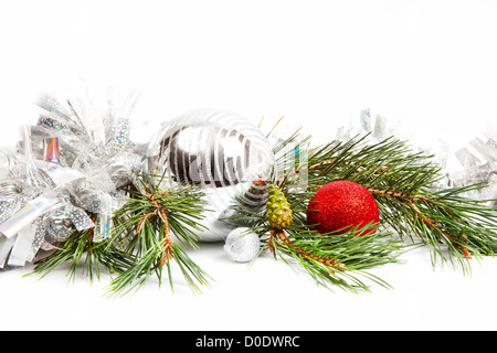 Vacanze di Natale composizione con sfere e ramo di abete isolato su bianco Foto Stock