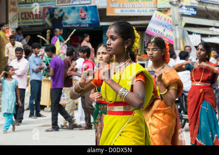 Indian ragazze in costumi tradizionali danze ad un festival per le strade di Puttaparthi. Andhra Pradesh, India Foto Stock