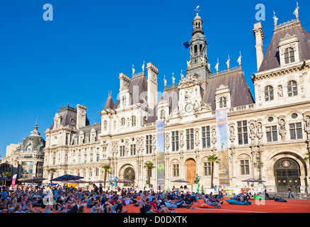 Persone che guardano un grande schermo mostra su beanbags al di fuori della Mairie de Paris o Hotel de Ville municipio municipio Parigi Francia UE Foto Stock