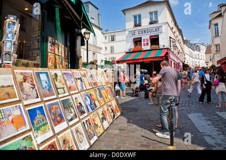 I turisti guardando i dipinti in vendita nel quartiere di Montmartre Rue Norvins Paris Francia Europa dell'UE Foto Stock