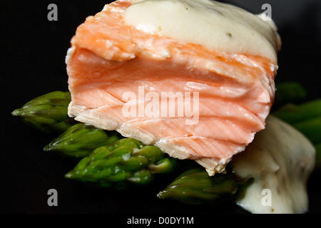 Salmone gourmet e asparagi gastro cibo servito sulla piastra di ardesia Foto Stock