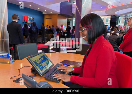 Un rappresentante del servizio clienti in apertura della nuova filiale di banca della metropolitana in Reading, Berkshire il 23 novembre 2012. Foto Stock