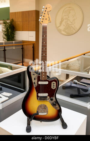 Asta di Christie's. 23/11/2012 , Londra, Regno Unito - Un anni sessanta Fender Jaguar chitarra, numero di serie 158711, in finitura sunburst, doppio corpo asportata, un 22 fret tastiera con intarsi di madreperla, con chiazze battipenna borgogna, di proprietà di Elvis Presley e utilizzato nel 1966 film M.G.M. Spin Out da Jimmy Hawkins, Credito: Mario Mitsis / Alamy Live News. Foto Stock