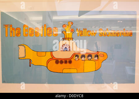 Asta di Christie's. 23/11/2012 , Londra, Regno Unito - un raro Capitol Records poster promozionali per l'album dei Beatles Yellow Submarine, 1969 Credit: Mario Mitsis / Alamy Live News. Foto Stock