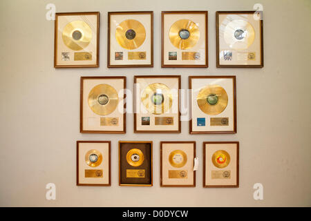 Asta di Christie's. 23/11/2012 , Londra, Regno Unito - una selezione di Beatles gold record. Credito: Mario Mitsis / Alamy Live News. Foto Stock