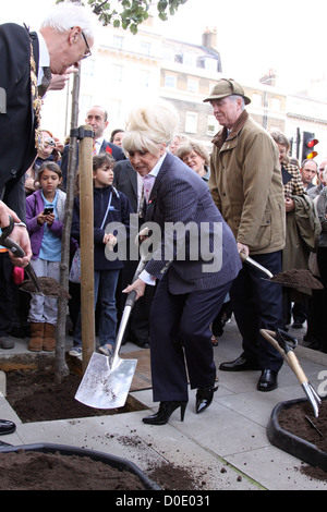 Barbara Windsor si unisce con il vice sindaco di piantagione di alberi cerimonia in Marylebone. Essi sono stati assistiti dai bambini di Foto Stock