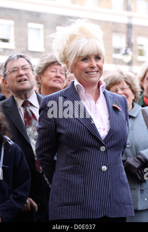 Barbara Windsor si unisce con il vice sindaco di piantagione di alberi cerimonia in Marylebone. Essi sono stati assistiti dai bambini di Foto Stock