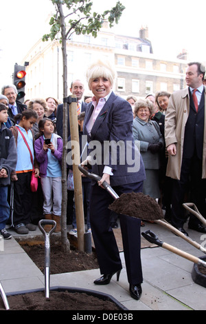 Barbara Windsor si unisce con il vice sindaco in una piantagione di alberi cerimonia in Marylebone. Essi sono stati assistiti dai bambini di Foto Stock