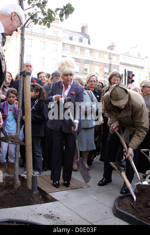 Barbara Windsor si unisce con il vice sindaco in una piantagione di alberi cerimonia in Marylebone. Essi sono stati assistiti dai bambini di Foto Stock