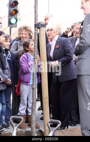 Barbara Windsor si unisce con il vice sindaco in una piantagione di alberi cerimonia in Marylebone. Essi sono stati assistiti dai bambini di Foto Stock