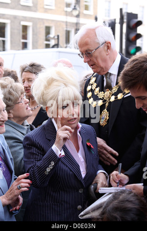 Barbara Windsor si unisce con il vice sindaco in una piantagione di alberi cerimonia in Marylebone sono stati aiutati dai bambini di Foto Stock