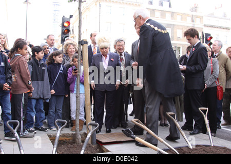 Barbara Windsor si unisce con il vice sindaco in una piantagione di alberi cerimonia in Marylebone sono stati aiutati dai bambini di Foto Stock