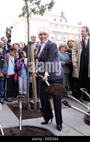 Barbara Windsor si unisce con il vice sindaco in una piantagione di alberi cerimonia in Marylebone sono stati aiutati dai bambini di Foto Stock