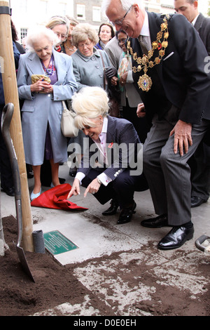 Barbara Windsor si unisce con il vice sindaco in una piantagione di alberi cerimonia in Marylebone. Essi sono stati assistiti dai bambini di Foto Stock