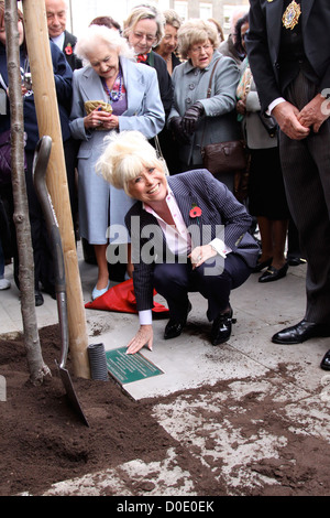 Barbara Windsor si unisce con il vice sindaco di piantagione di alberi cerimonia in Marylebone. Essi sono stati assistiti dai bambini di Foto Stock