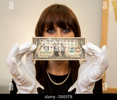 Asta di Christie's. 23/11/2012 , Londra, Regno Unito - gli Stati Uniti d'America un dollaro firmato in nero pennarello di Andy Warhol Credito: Mario Mitsis / Alamy Live News. Foto Stock