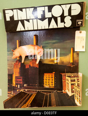 Asta di Christie's. 23/11/2012 , Londra, Regno Unito - Pink Floyd un originale in-store mobile promozionali Pink Floyd animali, Columbia Records, 1977, con l'immagine iconica di un maiale volare oltre Battersea Power Station Credit: Mario Mitsis / Alamy Live News. Foto Stock