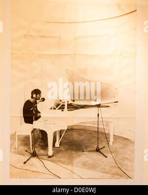 Asta di Christie's. 23/11/2012 , Londra, Regno Unito - una in bianco e nero poster di John Lennon al suo libro bianco il piano Steinway rilasciato con l'immaginare album del 1971, firmata da Lennon Credito: Mario Mitsis / Alamy Live News. Foto Stock