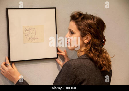 Asta di Christie's. 23/11/2012 , Londra, Regno Unito - un autografo cartolina, firmato da John Lennon durante il Bed-In per la pace, Amsterdam Hilton, 25-31 marzo 1969 Credit: Mario Mitsis / Alamy Live News. Foto Stock