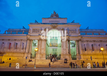 Il Palazzo delle Esposizioni e complesso di divertimenti (1883) da Pio Piacentini lungo Via Nazionale via Roma Italia Foto Stock